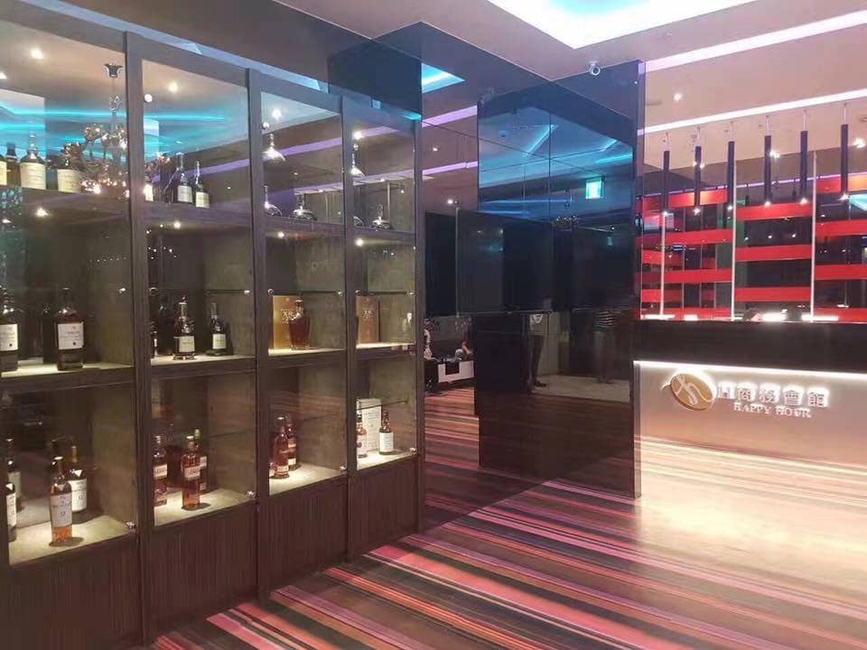 H商務會館接待櫃台與展示櫃,櫃台可見H商務會館招牌
